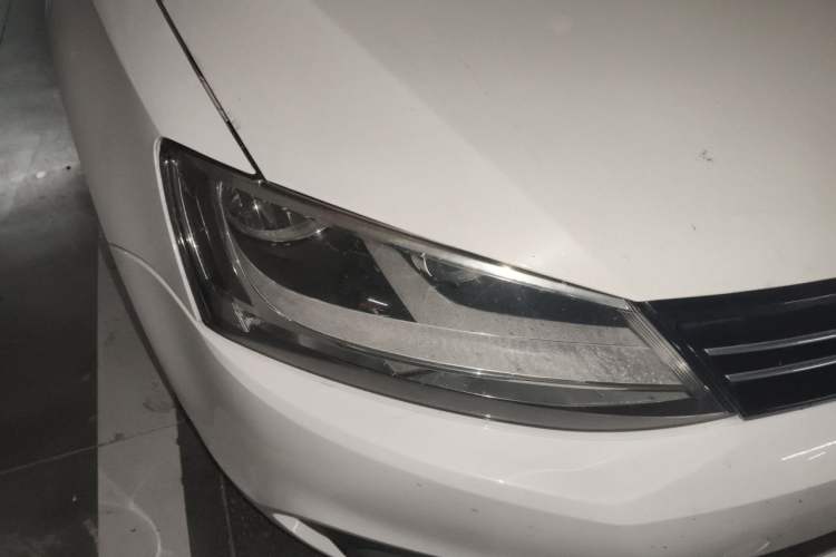 Used Volkswagen Sagitar 2014 1.6L Automatic Comfort Model Right Front Headlight