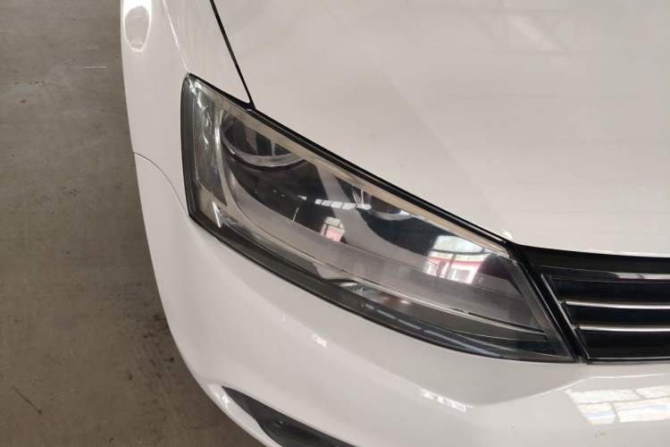 Used Volkswagen Sagitar 2014 Revised Version 1.6L Automatic Comfort Edition Right Front Headlight