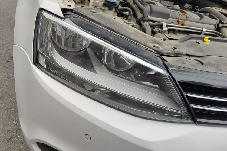 Used Volkswagen Sagitar 2014 1.4TSI Automatic Luxury Model Right Front Headlight