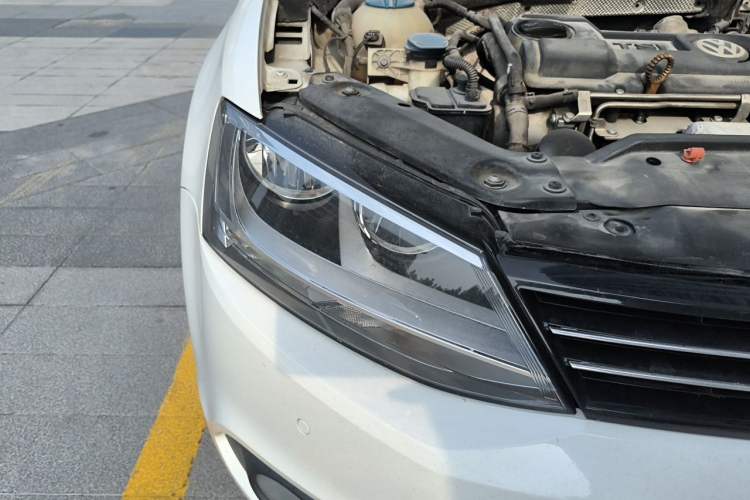 Used Volkswagen Sagitar 2014 1.4TSI Automatic Luxury Model Right Front Headlight