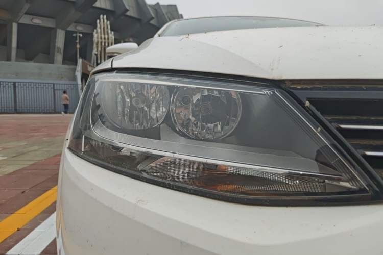 Used Volkswagen Sagitar 2014 Revised Version 1.6L Manual Comfort Edition Right Front Headlight