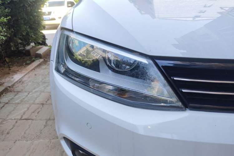 Used Volkswagen Sagitar 2014 1.4TSI Manual Luxury Model Right Front Headlight