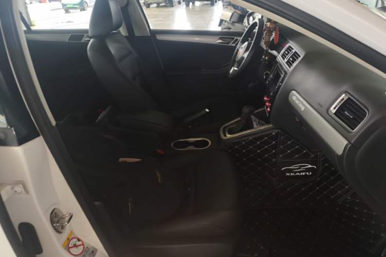 Used Volkswagen Sagitar 2014 1.6L Automatic Comfort Model Right Front Seat