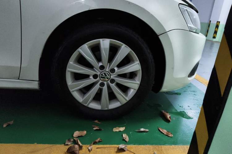 Used Volkswagen Sagitar 2014 Revised Version 1.6L Manual Comfort Edition Right Front Wheel Hub