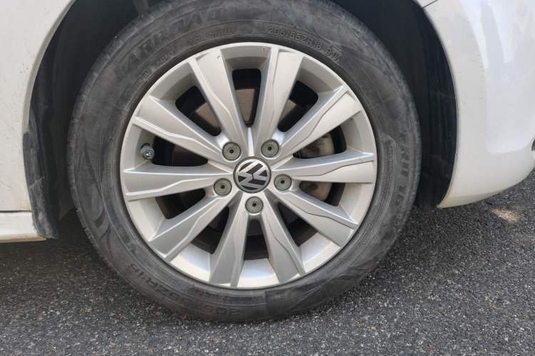 Used Volkswagen Sagitar 2014 Revised Version 1.4TSI Automatic Luxury Edition Right Front Wheel Hub