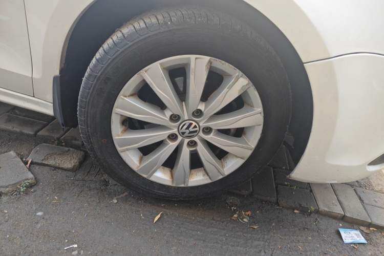 Used Volkswagen Sagitar 2014 1.6L Automatic Comfort Model Right Front Wheel Hub