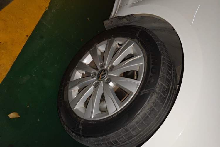 Used Volkswagen Sagitar 2014 1.4TSI Automatic Luxury Model Right Front Wheel Hub
