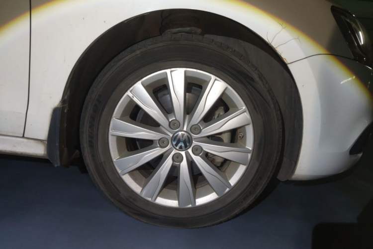 Used Volkswagen Sagitar 2014 Revised Version 1.4TSI Automatic Luxury Edition Right Front Wheel Hub