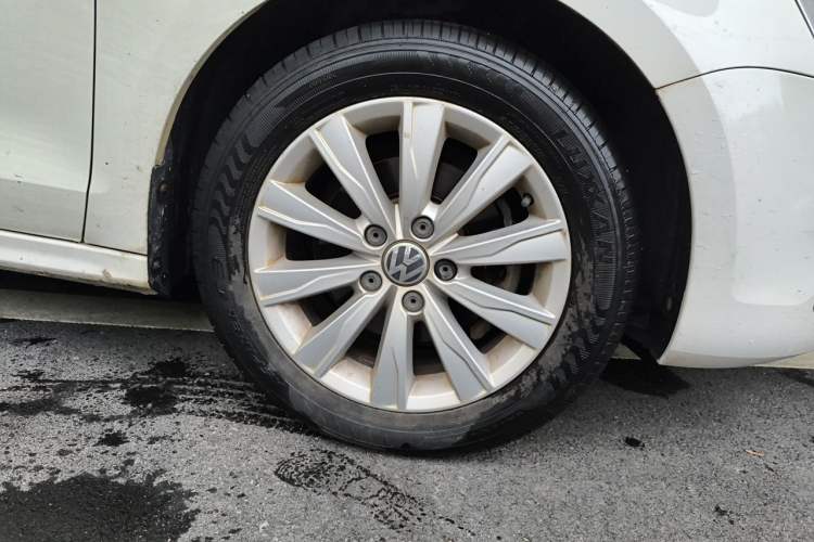 Used Volkswagen Sagitar 2014 Revised Version 1.6L Automatic Leading Edition Right Front Wheel Hub