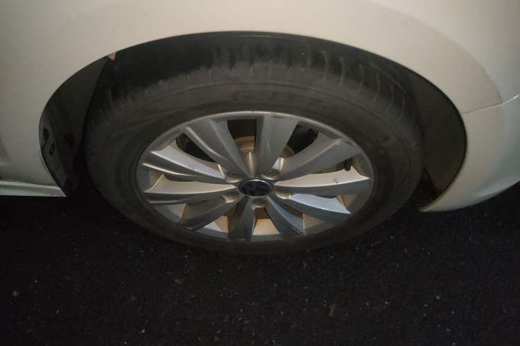 Used Volkswagen Sagitar 2014 1.4TSI Automatic Luxury Model Right Front Wheel Hub