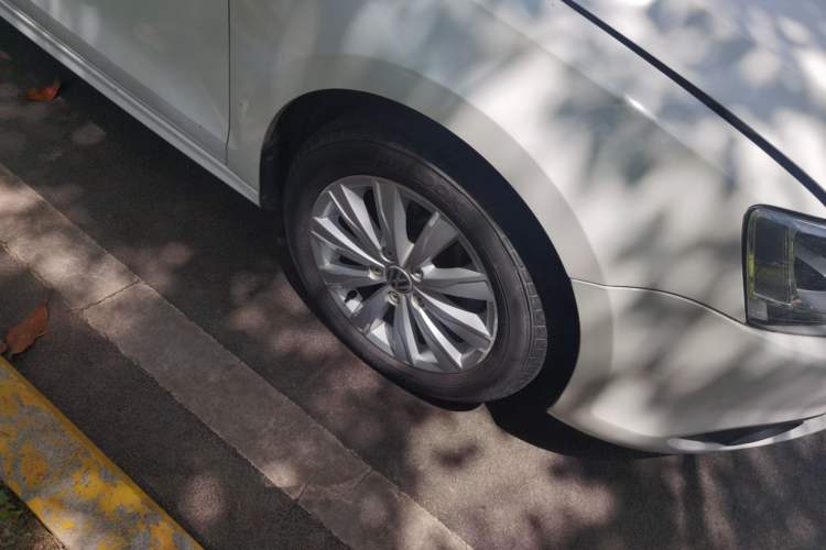 Used Volkswagen Sagitar 2014 1.4TSI Automatic Luxury Model Right Front Wheel Hub