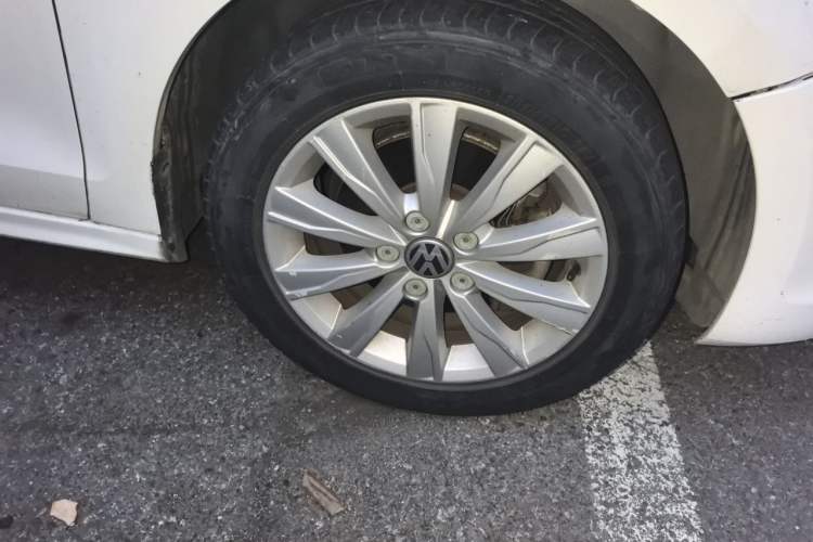 Used Volkswagen Sagitar 2014 1.4TSI Automatic Luxury Model Right Front Wheel Hub