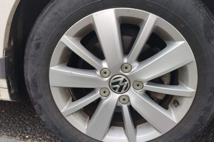Used Volkswagen Sagitar 2014 Revised Version 1.6L Automatic Fashionable Style Right Front Wheel Hub