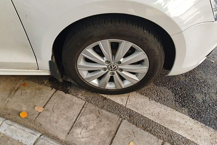 Used Volkswagen Sagitar 2014 Revised Version 1.6L Automatic Comfort Edition Right Front Wheel Hub