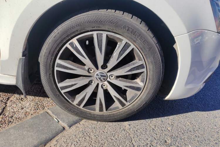 Used Volkswagen Sagitar 2014 Revised Version 1.6L Manual Comfort Edition Right Front Wheel Hub