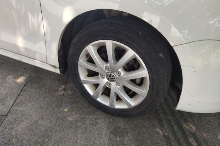 Used Volkswagen Sagitar 2014 1.6L Manual Comfort Model Right Front Wheel Hub