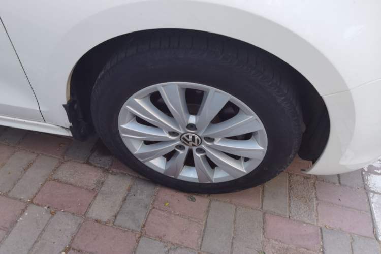 Used Volkswagen Sagitar 2014 1.6L Manual Comfort Model Right Front Wheel Hub