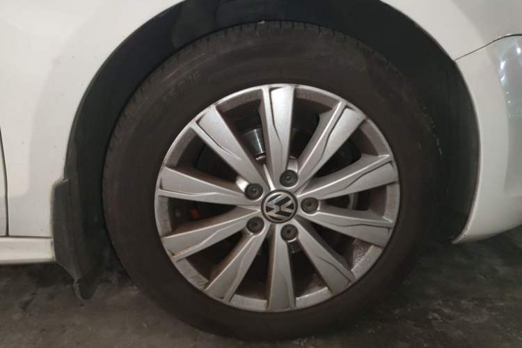 Used Volkswagen Sagitar 2014 1.6L Automatic Comfort Model Right Front Wheel Hub