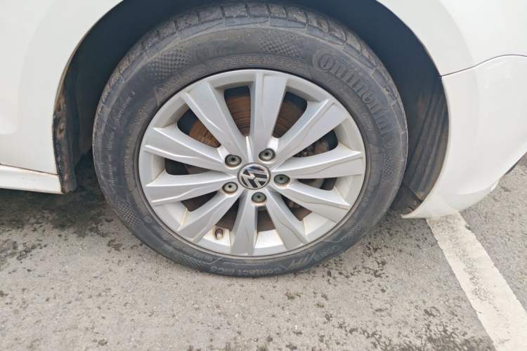 Used Volkswagen Sagitar 2014 Revised Version 1.4TSI Automatic Luxury Edition Right Front Wheel Hub