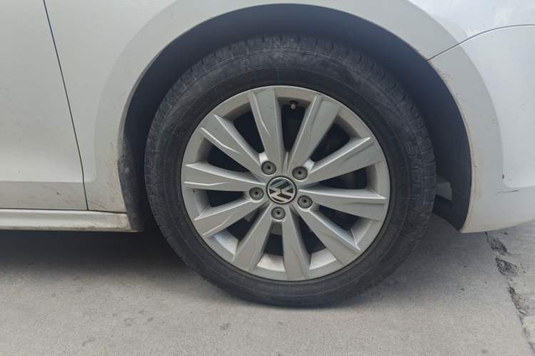 Used Volkswagen Sagitar 2014 Revised Version 1.4TSI Automatic Luxury Edition Right Front Wheel Hub