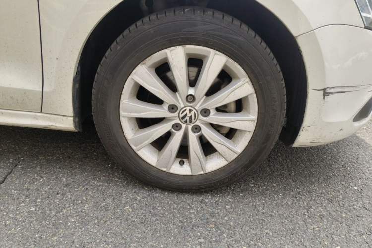 Used Volkswagen Sagitar 2014 1.4TSI Automatic Luxury Model Right Front Wheel Hub