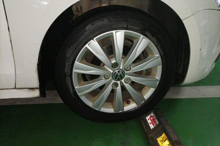Used Volkswagen Sagitar 2014 1.6L Automatic Comfort Model Right Front Wheel Hub