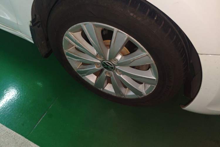 Used Volkswagen Sagitar 2014 1.6L Automatic Comfort Model Right Front Wheel Hub
