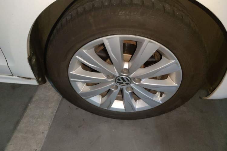 Used Volkswagen Sagitar 2014 Revised Version 1.6L Automatic Comfort Edition Right Front Wheel Hub