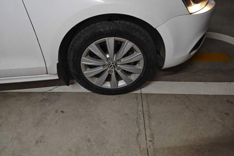 Used Volkswagen Sagitar 2014 Revised Version 1.4TSI Automatic Luxury Edition Right Front Wheel Hub