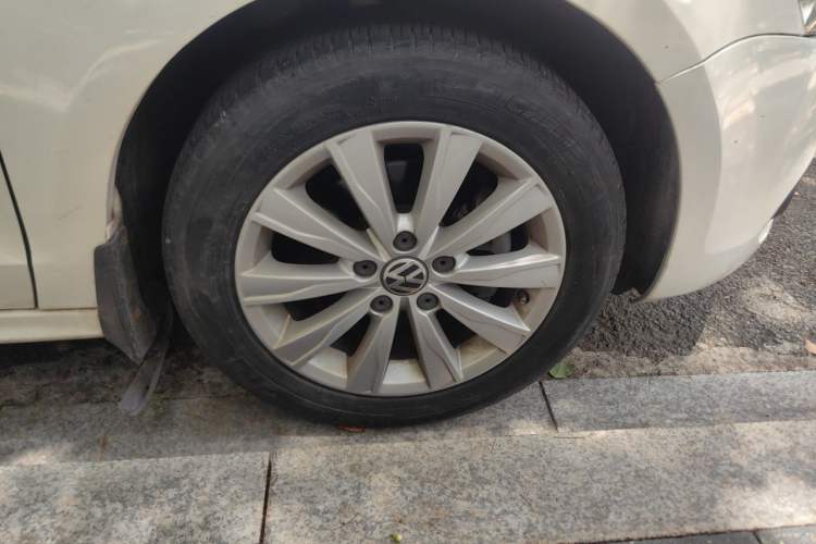 Used Volkswagen Sagitar 2014 Revised Version 1.4TSI Automatic Luxury Edition Right Front Wheel Hub