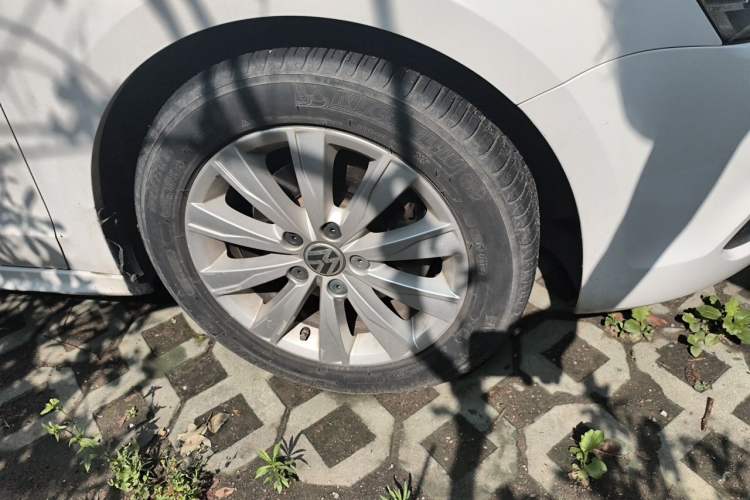 Used Volkswagen Sagitar 2014 Revised Version 1.6L Manual Comfort Edition Right Front Wheel Hub