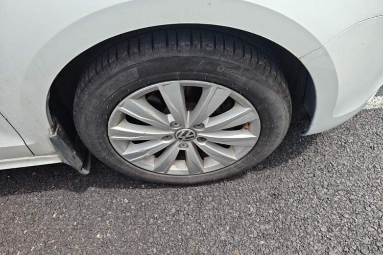 Used Volkswagen Sagitar 2014 1.4TSI Automatic Luxury Model Right Front Wheel Hub
