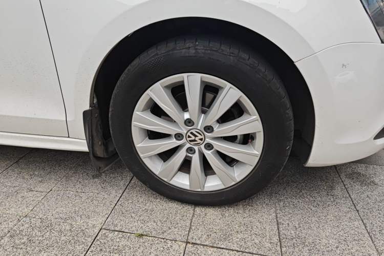 Used Volkswagen Sagitar 2014 1.6L Automatic Comfort Model Right Front Wheel Hub