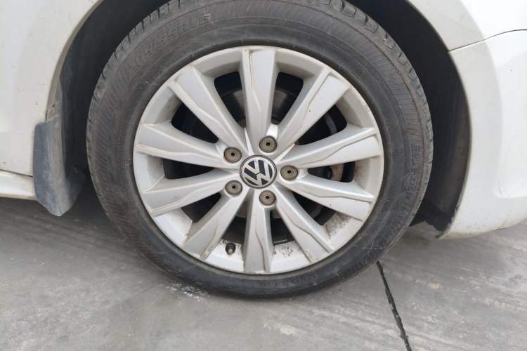 Used Volkswagen Sagitar 2014 Revised Version 1.6L Automatic Comfort Edition Right Front Wheel Hub