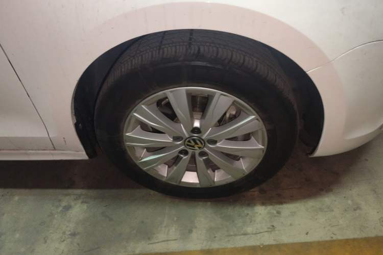 Used Volkswagen Sagitar 2014 1.4TSI Automatic Luxury Model Right Front Wheel Hub