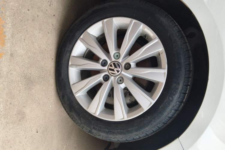 Used Volkswagen Sagitar 2014 1.4TSI Manual Luxury Model Right Front Wheel Hub