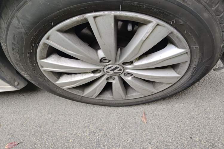 Used Volkswagen Sagitar 2014 Revised Version 1.6L Manual Comfort Edition Right Front Wheel Hub