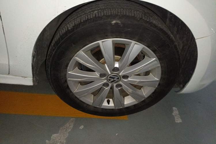 Used Volkswagen Sagitar 2014 Revised Version 1.6L Automatic Fashionable Style Right Front Wheel Hub