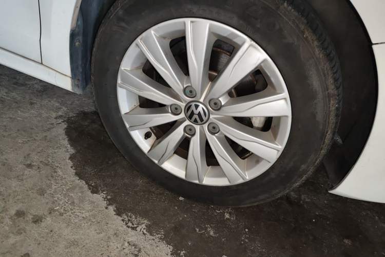 Used Volkswagen Sagitar 2014 Revised Version 1.6L Automatic Comfort Edition Right Front Wheel Hub