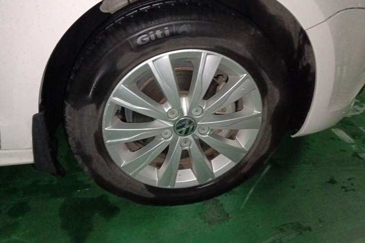 Used Volkswagen Sagitar 2014 Revised Version 1.4TSI Automatic Luxury Edition Right Front Wheel Hub