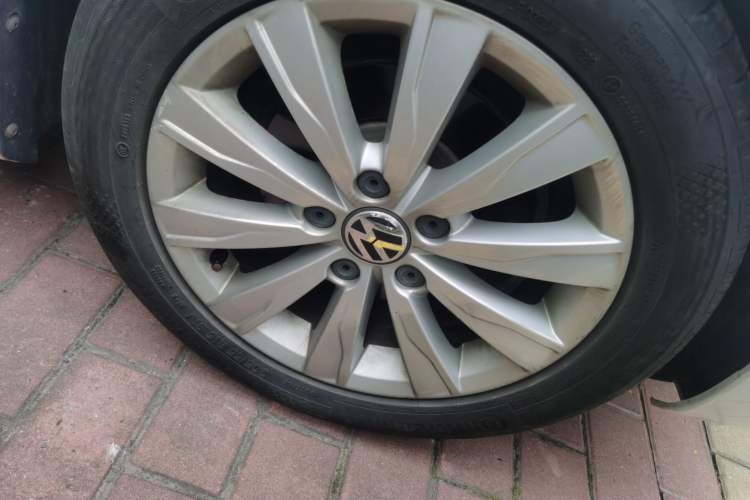 Used Volkswagen Sagitar 2014 1.6L Automatic Comfort Model Right Front Wheel Hub