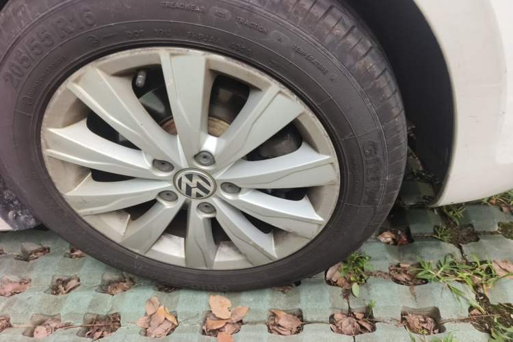 Used Volkswagen Sagitar 2014 Revised Version 1.6L Automatic Comfort Edition Right Front Wheel Hub