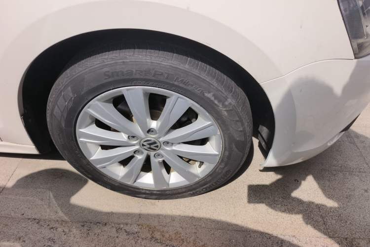 Used Volkswagen Sagitar 2014 1.6L Automatic Comfort Model Right Front Wheel Hub