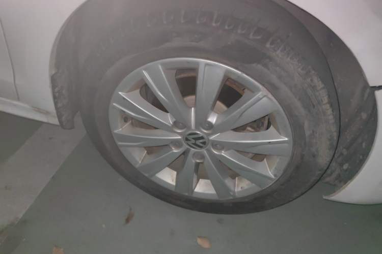 Used Volkswagen Sagitar 2014 1.6L Automatic Comfort Model Right Front Wheel Hub