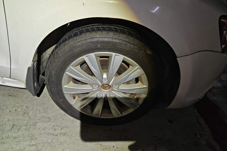 Used Volkswagen Sagitar 2014 1.4TSI Automatic Luxury Model Right Front Wheel Hub