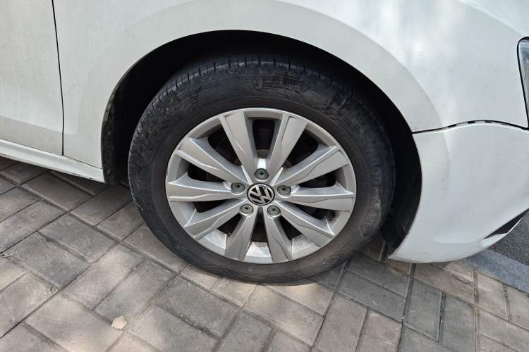 Used Volkswagen Sagitar 2014 1.6L Automatic Comfort Model Right Front Wheel Hub