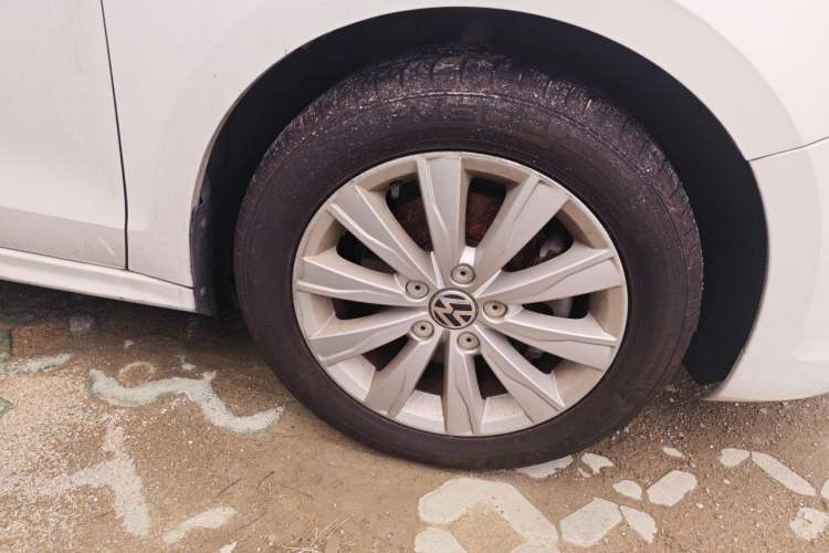Used Volkswagen Sagitar 2014 Revised Version 1.4TSI Automatic Luxury Edition Right Front Wheel Hub