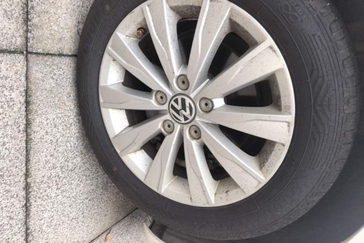 Used Volkswagen Sagitar 2014 1.4TSI Automatic Luxury Model Right Front Wheel Hub