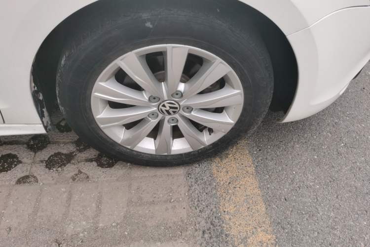 Used Volkswagen Sagitar 2014 Revised Version 1.6L Automatic Comfort Edition Right Front Wheel Hub