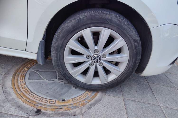 Used Volkswagen Sagitar 2014 Revised Version 1.4TSI Automatic Luxury Edition Right Front Wheel Hub